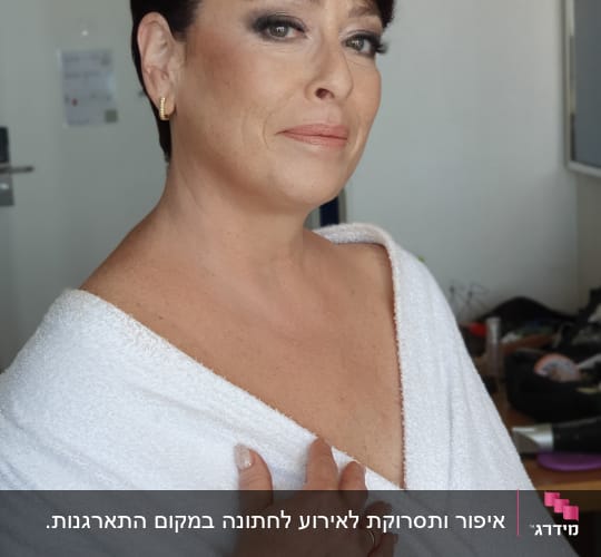 איפור עיניים כהה ושיער קצר כהה